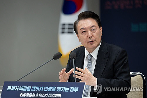 윤석열 대통령이 4일 용산 대통령실에서 대한전공의협의회 대표 등과 만나 의대정원 증원에 대한 전공의들의 입장을 들었다. 연합뉴스
